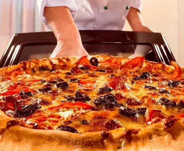 Ile piec pizzę w 250 stopniach, aby uzyskać idealną chrupkość?