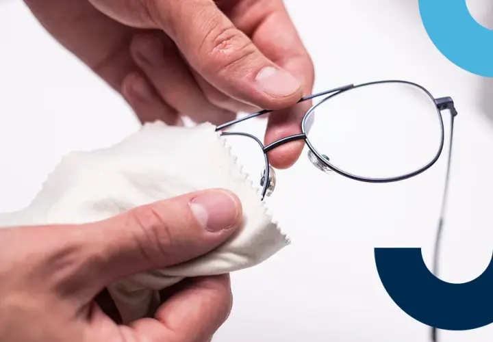 Czym wyczyścić okulary, aby uniknąć zarysowań i uszkodzeń?