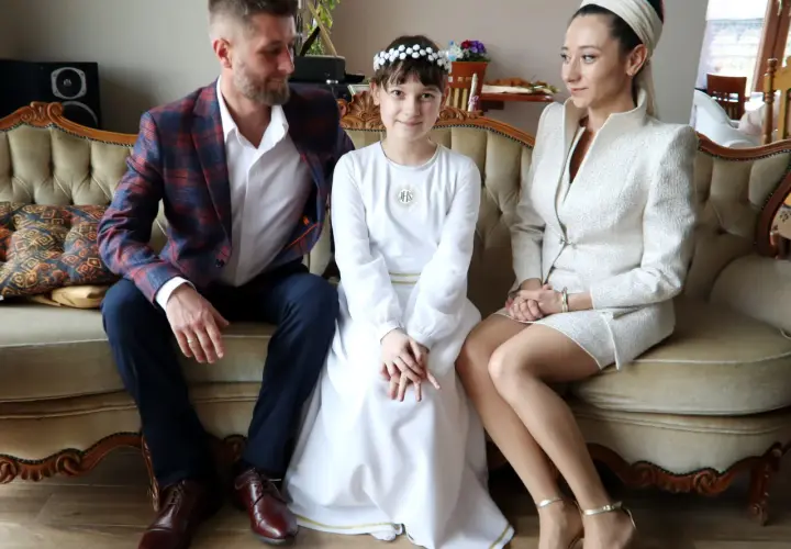 Co ubrać na chrzest swojego dziecka: elegancki strój dla rodziców dziecka
