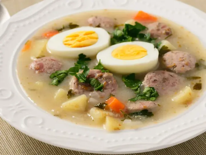 Syty żurek z kiełbasą, ziemniakami, jajkiem i natką pietruszki. Idealny na obiad, zurek kcal.