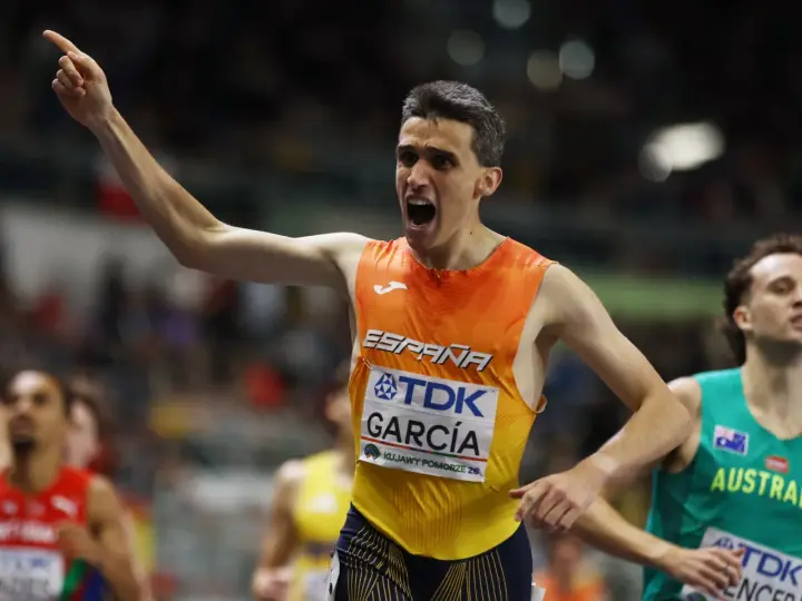 Atleta español celebra victoria en el campeonato del mundo de atletismo. ¡Consulta el horario para no perderte ninguna carrera!