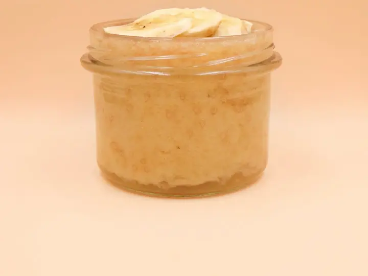 Słoiczek z galaretką bananową, ozdobiony plasterkami banana. Gdzie kupić taki przysmak?