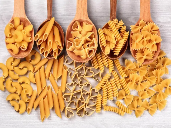 Różne rodzaje makaronu: kolanka, penne, serduszka, fusilli i kokardki. Wybór między makaronem z samopszy czy z płaskurki zależy od preferencji.