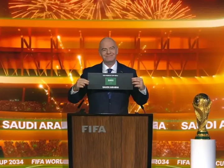 Gianni Infantino ogłasza, że mistrzostwa świata w piłce nożnej 2034 odbędą się w Arabii Saudyjskiej.
