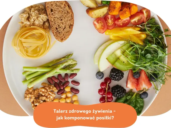 Talerz pełen kolorowych, zdrowych przekąsek: warzywa, owoce, orzechy, fasola, kasza i pieczywo. Idealny na zdrowy posiłek.
