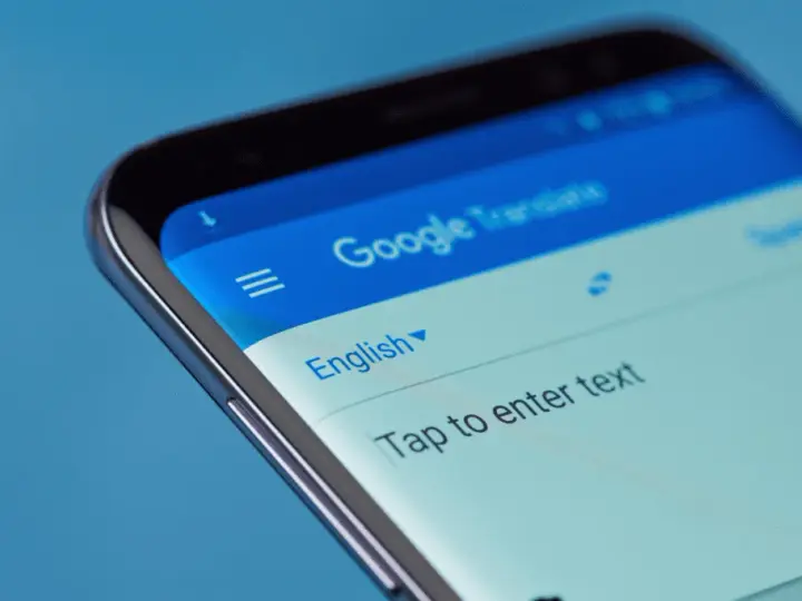 Czy aplikacja Tłumacz Google jest darmowa? Poznaj jej możliwości i ograniczenia