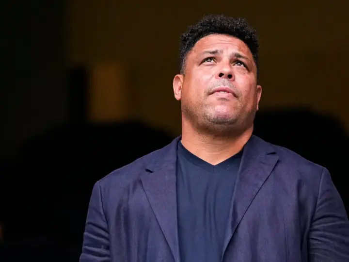 Ronaldo Nazario de Lima, legendarny piłkarz, spogląda w górę zamyślony.
