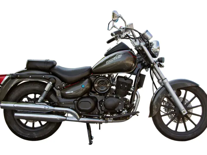 Stylowy motocykl Daelim Daystar 125 w ciemnoszarym kolorze, gotowy na przygodę.