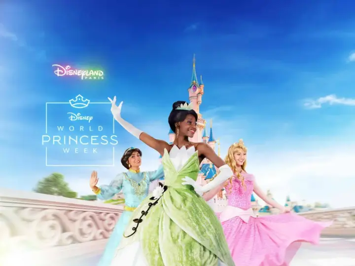 Drei Disney Prinzessinnen, Tiana, Jasmine und Aurora, tanzen vor dem Schloss in Disneyland Paris.