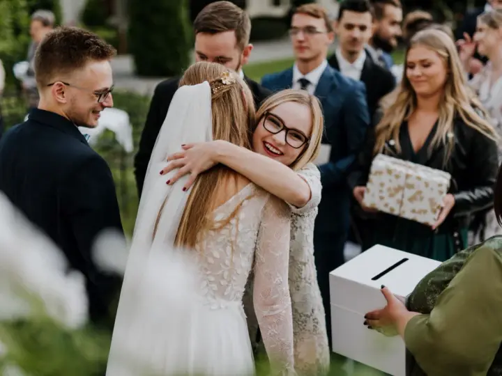 Ile dać na ślub koleżanki, aby nie przepłacić i wybrać mądrze?