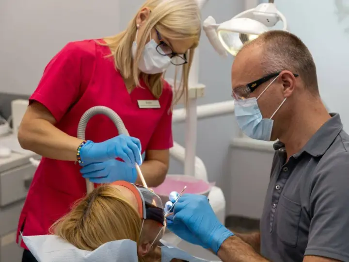 Palenie po dentyście: Jak długo czekać, by uniknąć powikłań?