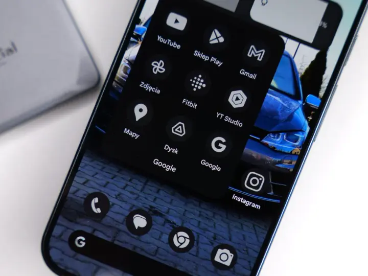 Na ekranie smartfona widać menu z ikonami aplikacji, w tym YouTube, Sklep Play, Gmail, Zdjęcia, Fitbit, Mapy, Dysk Google, Instagram. To przykład nowoczesnej sztuczna inteligencja aplikacja.