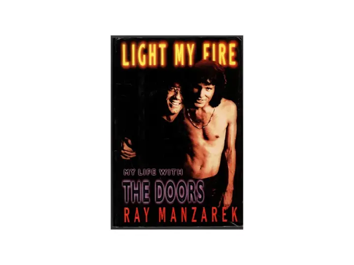Okładka książki "My Life with The Doors" Raya Manzarka. Neonowy napis "LIGHT MY FIRE" nad dwoma mężczyznami.