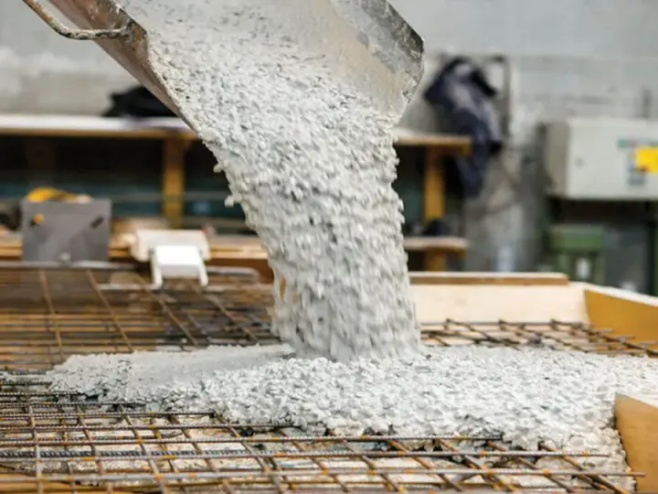 Beton z gruszki czy betoniarki - co wybrać dla swojego projektu?