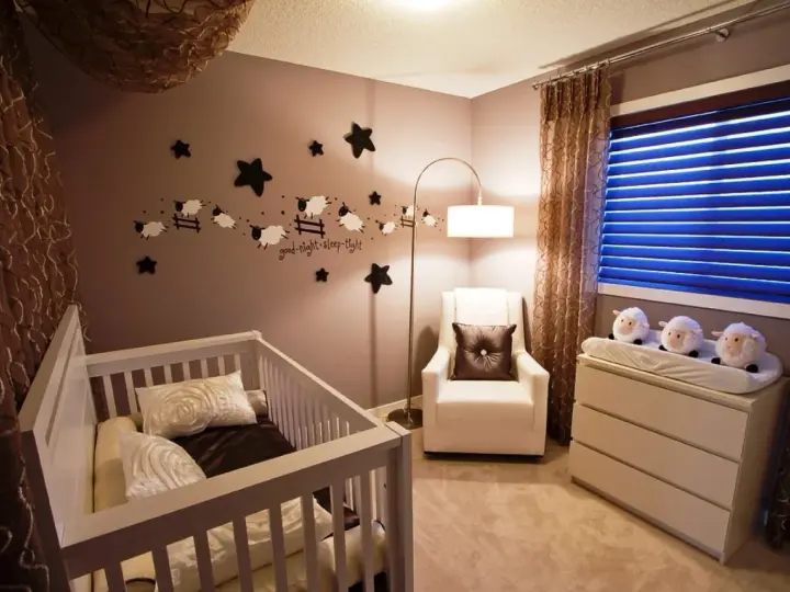 Idee pareti cameretta neonato maschio: simpatico adesivo con pecorelle che saltano la staccionata e stelle, per un ambiente sereno.