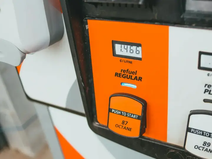 Zbliżenie na dystrybutor paliwa z wyświetlaczem ceny i przyciskiem "Push to Start".