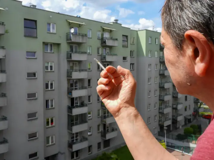 Czy można palić na balkonie w hotelu? Zasady, które musisz znać