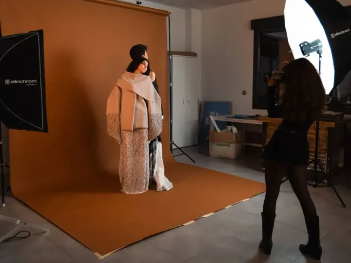 Sesión de fotos de moda. La gestión y comunicación de moda se reflejan en la cuidada iluminación y la pose de los modelos.