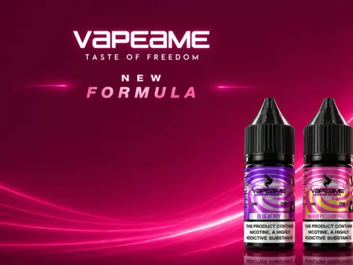 Dos botellas de mi pod VAPEAME, sabor Blueberry y Mango Passion Fruit, con el lema "New Formula".