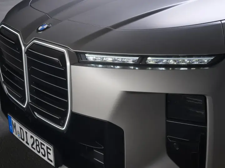 Przód nowego BMW 2026 z podświetlaną atrapą chłodnicy i smukłymi światłami LED.