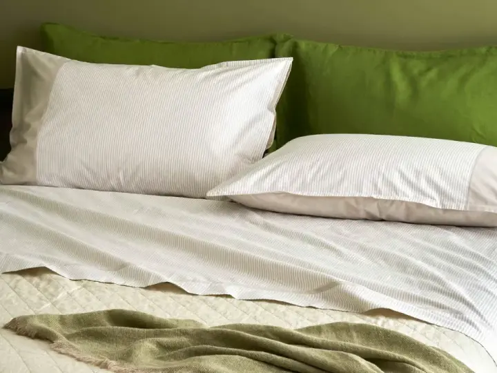 Lenzuola matrimoniali a righe sottili, con federe coordinate e coperta verde. Perfette per ogni letto, le misure lenzuola matrimoniali sono ideali.
