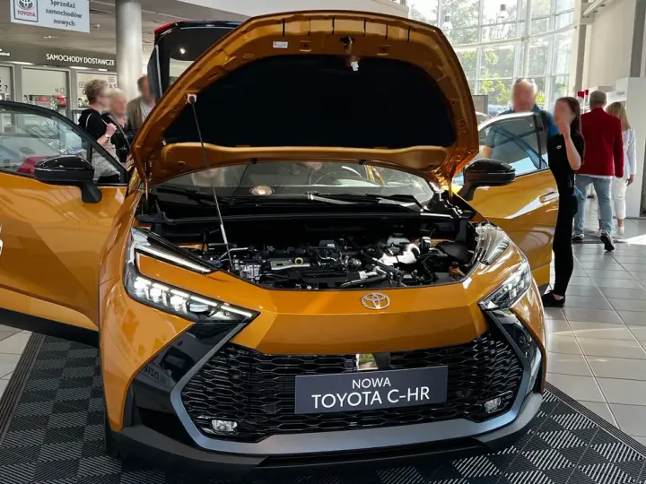 Toyota C-HR hybryda czy benzyna - która wersja jest tańsza i lepsza?