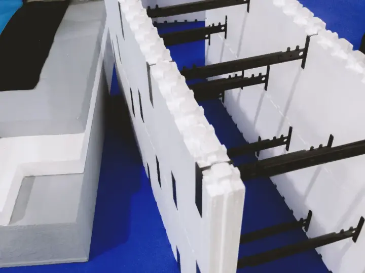 Blocs de coffrage perdu en polystyrène, prêts à être assemblés pour une construction isolante.