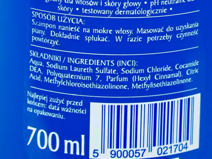 Szampon do włosów 700 ml. Sposób użycia: nanieść na mokre włosy, masować do uzyskania piany, spłukać. SLS w składzie.