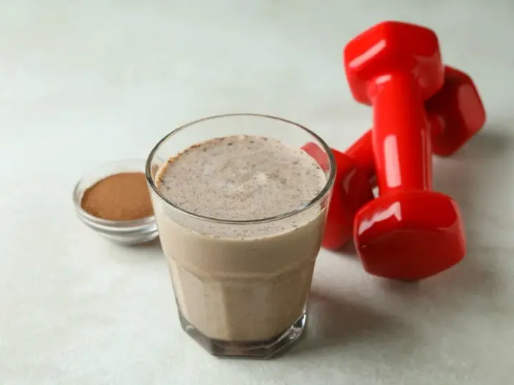 Ile kalorii ma shake proteinowy? Zaskakujące różnice w kaloryczności