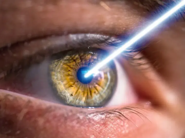 Un occhio solo, con un raggio laser che lo colpisce.