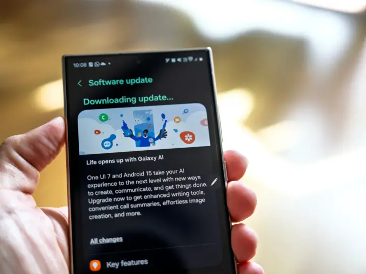 Aktualizacja oprogramowania na telefonie, pobieranie One UI 7 z Androidem 15.