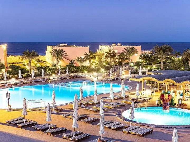 Piękny resort nad morzem, baseny, palmy, idealne miejsce na wakacje. Three corners happy life beach resort opinie potwierdzają jego urok.