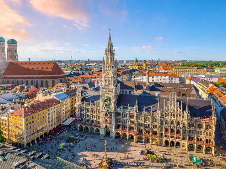 Widok na Marienplatz w Monachium, z Nowym Ratuszem i Frauenkirche. Idealne miejsce, by zacząć zwiedzanie w Monachium.