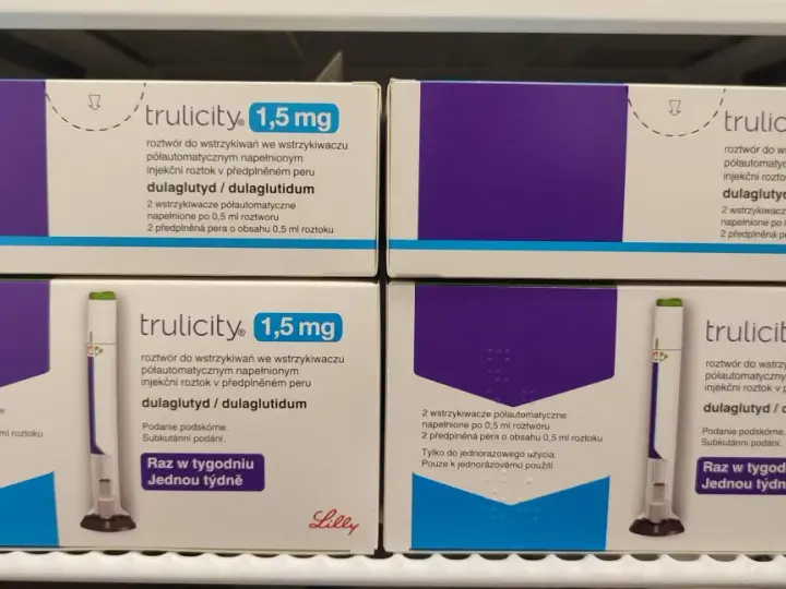 Cztery opakowania leku Trulicity 1,5 mg, zawierające po dwa wstrzykiwacze półautomatyczne z roztworem do wstrzykiwań.