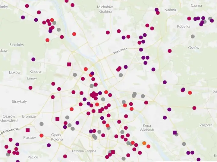 Mapa Warszawy z zaznaczonymi punktami o różnym natężeniu smogu.