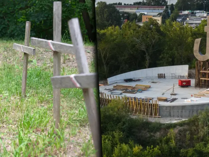Drewniane krzyże na trawie i symbol Polski Walczącej w budowie. Park Akcji "Burza" upamiętnia bohaterów.