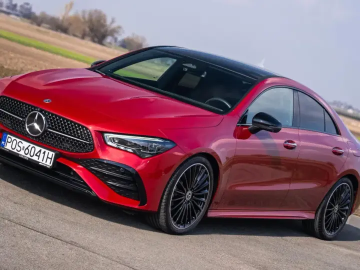 Czerwony Mercedes CLA na drodze, z widocznymi detalami, które mogą sugerować potencjalne mercedes cla awarie i problemy.