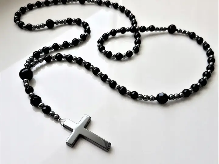 Naszyjnik jak różaniec – elegancka biżuteria z głębokim znaczeniem