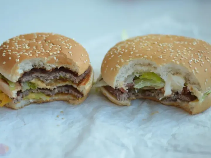 Burger King czy McDonald's – który fast food naprawdę wygrywa?