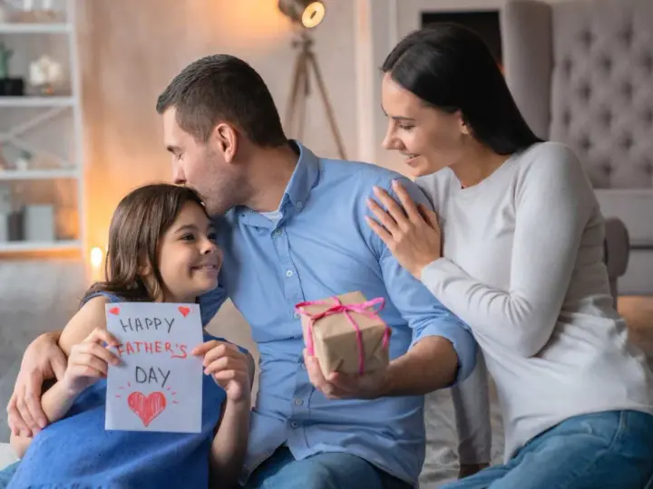 Wzruszający wiersz o dziecku, które z miłością wręcza tacie kartkę "Happy Father's Day" i prezent.