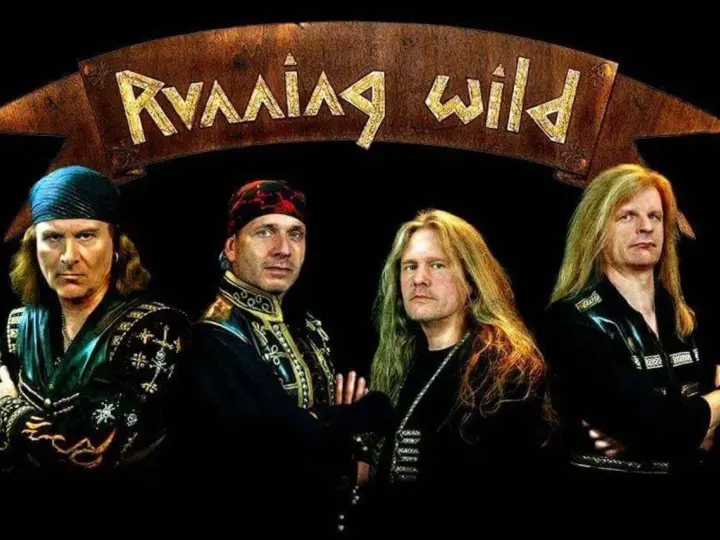 Quatre hommes aux cheveux longs, vêtus de tenues sombres et ornées, posent sous une bannière "Running Wild".