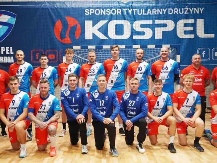 Drużyna Gwardia Koszalin piłka ręczna pozuje do zdjęcia. Zawodnicy w strojach sportowych z numerami na koszulkach.