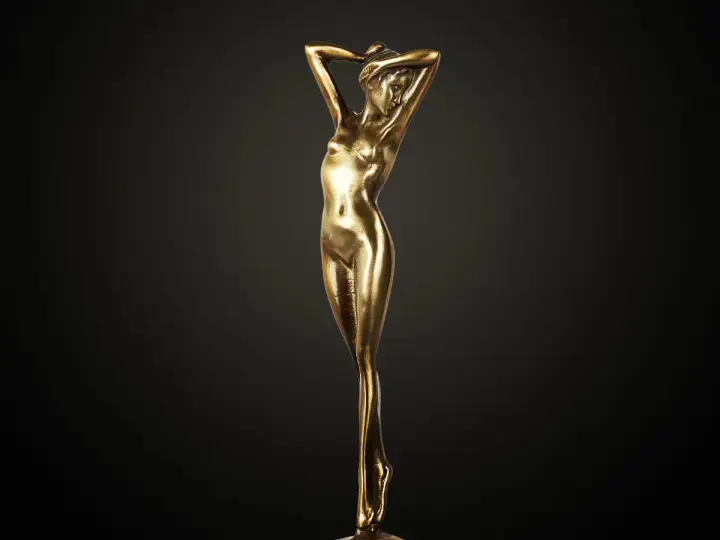 Statua dorata di donna, lucida e riflettente. Scopri come pulire l'ottone dorato per mantenerla splendente.