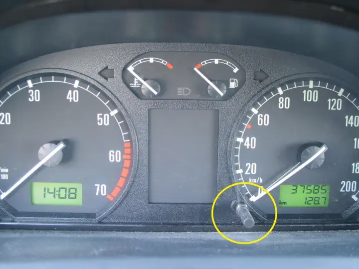 Przycisk do kasowania przeglądu Skoda Octavia 3. Widoczny licznik kilometrów i obrotomierz.