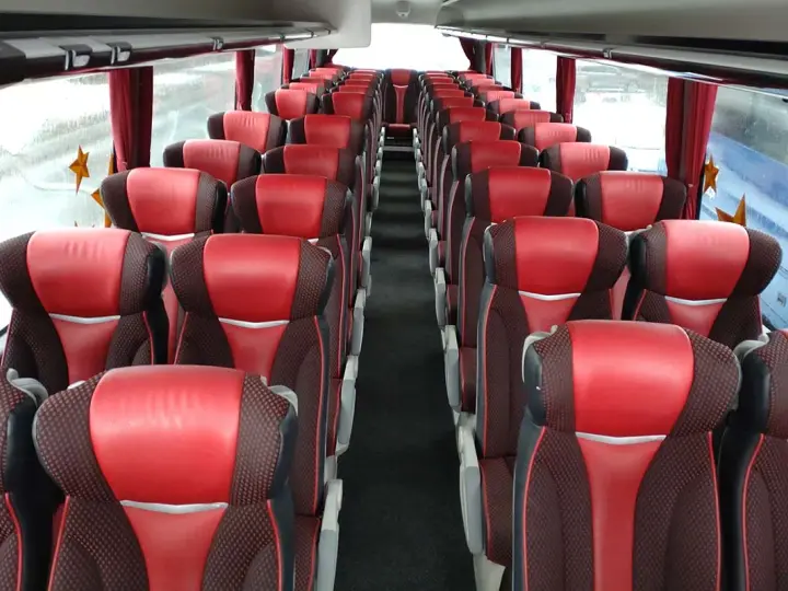 Czym się różni autobus od autokaru – wybierz najlepszą opcję podróży