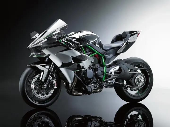 Srebrno-czarny Kawasaki Ninja H2R, znany jako najszybszy motor na świecie, z zieloną ramą i karbonowymi elementami.
