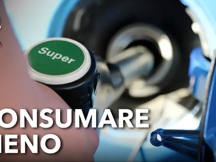 Mano che preme il pulsante "Super" su un erogatore di carburante, suggerendo come la modalità eco cosa significa per un consumo ridotto.