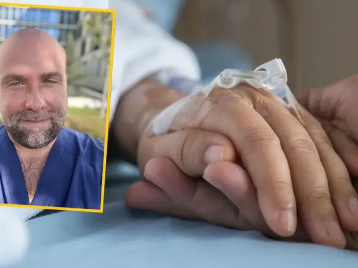 Uśmiechnięty mężczyzna w niebieskim uniformie medycznym dodaje słowa otuchy dla chorego, trzymając go za rękę.