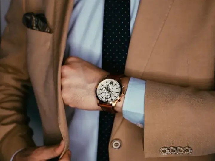 Jaką koszulę do beżowej marynarki wybrać, by wyglądać stylowo?