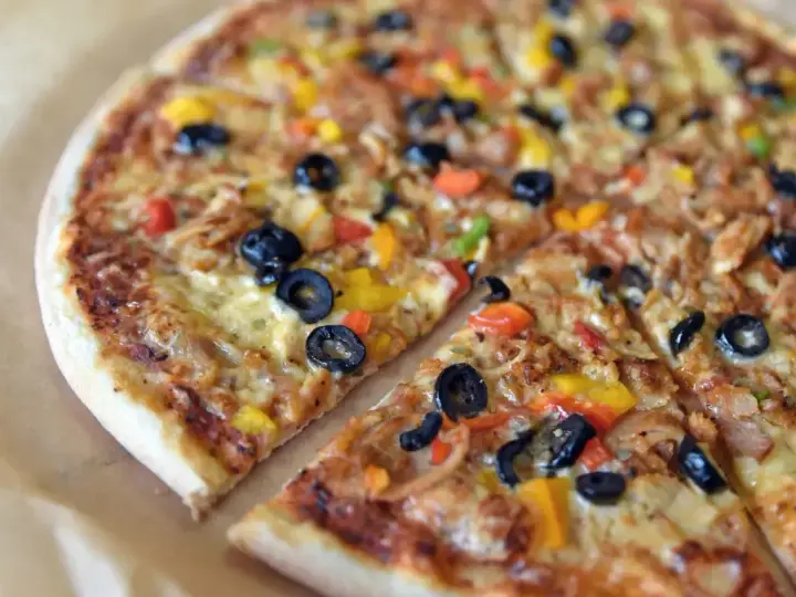 Pyszna pizza z oliwkami, papryką i serem. To jest właśnie to, co to jest pizza – idealna na każdą okazję!